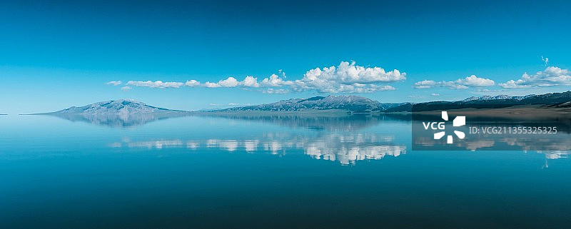 水天一色的赛里木湖图片素材