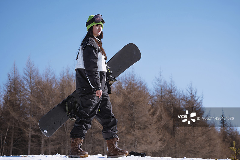 青年美女在滑雪场滑雪图片素材