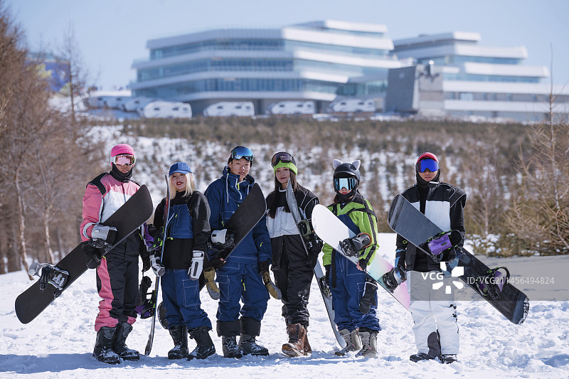 青年男女在户外滑雪场图片素材