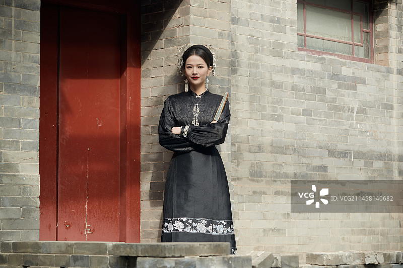 身穿中国汉族传统服饰马面裙的东方女性图片素材