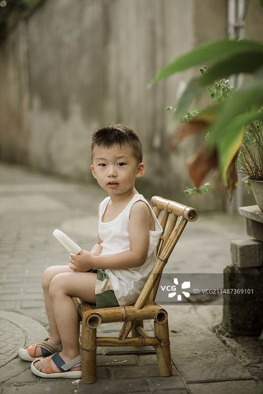 夏天小男孩在江南的小巷子里图片素材