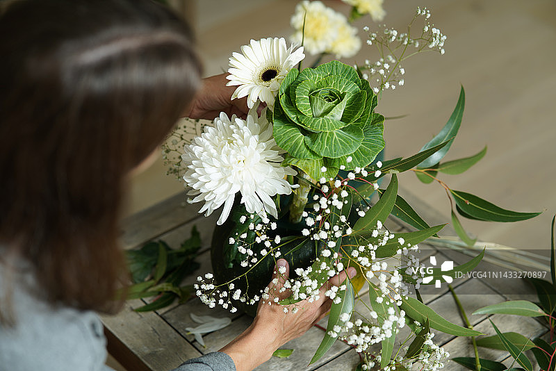 女花匠的手一步一步地設計秋天的花束在南瓜近距離圖片素材