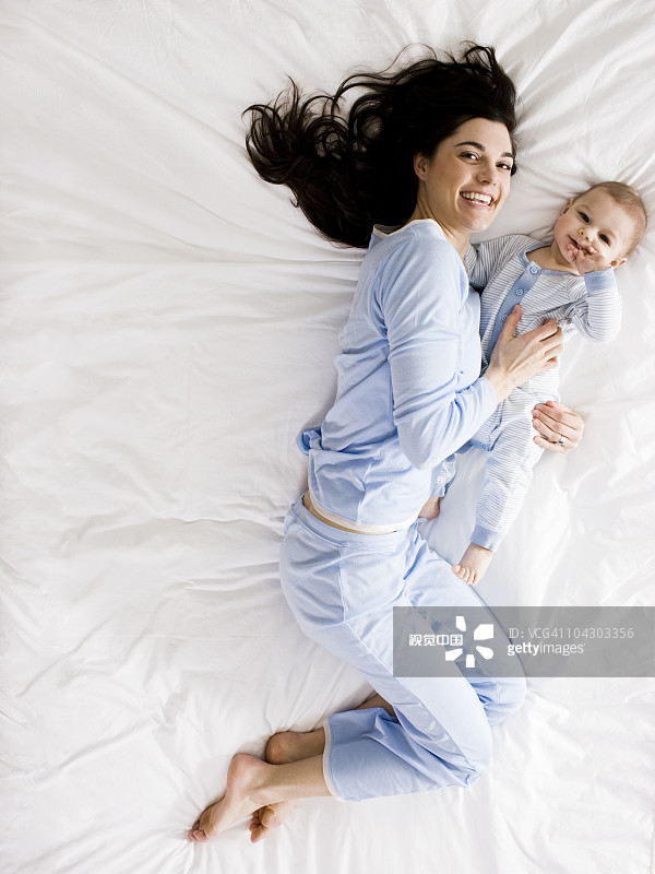 媽媽和寶寶在床上圖片素材