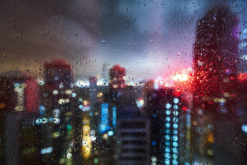 透過窗戶看雨天城市圖片素材