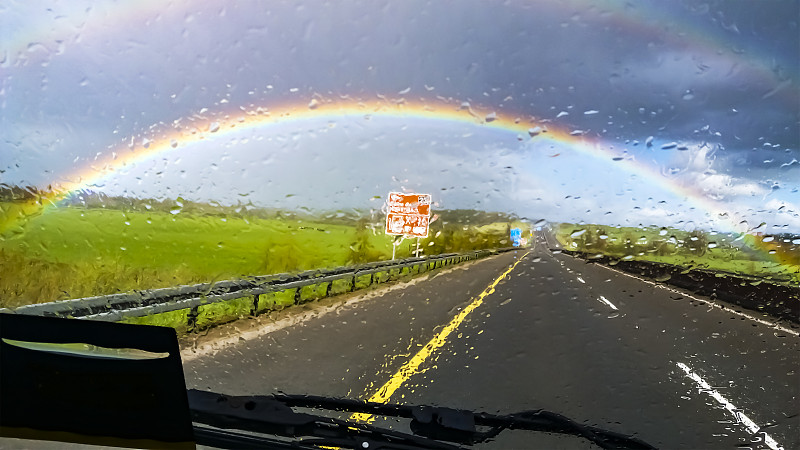 雨中汽車窗戶的景色。雙彩虹，愛爾蘭山水風光圖片素材