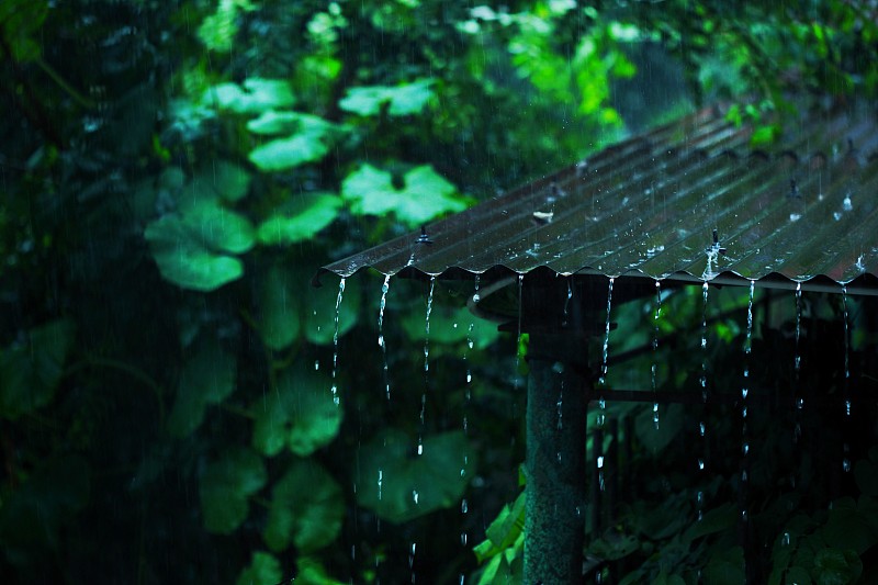 雨季從屋頂上落下的水滴圖片素材