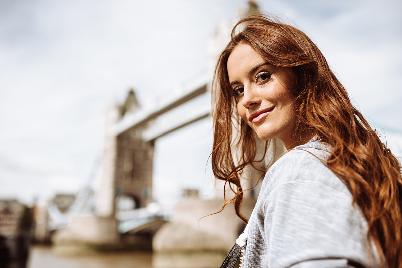 在倫敦塔橋上的女游客圖片下載