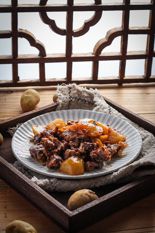 中式菜土豆燉牛腩圖片素材