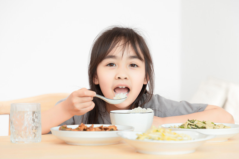 在家里吃午餐的亞洲小女孩圖片素材