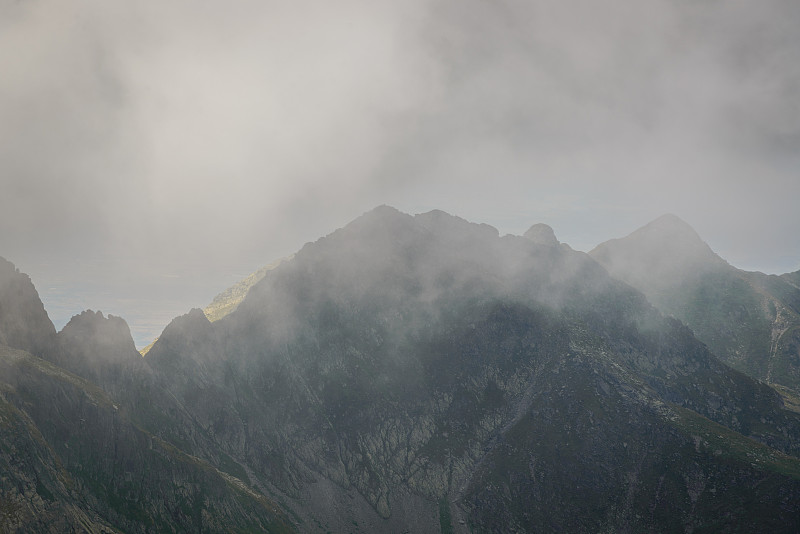 羅馬尼亞，迷霧籠罩的法加拉斯山脈圖片素材