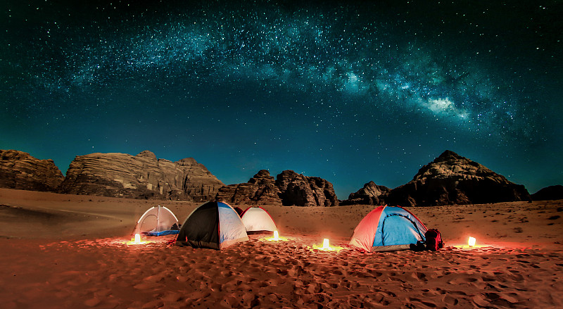 風景帳篷在陸地上對抗天空在晚上圖片素材