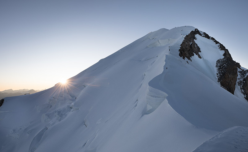 白雪皚皚的山峰映襯著晴空，Les Houches，法國圖片素材