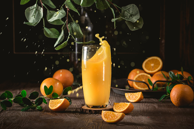 桌子上的橙汁和水果的特寫圖片素材