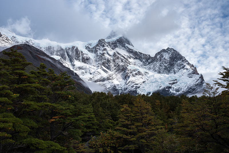 智利托雷斯·德潘恩，白雪皚皚的山峰映襯著天空圖片素材