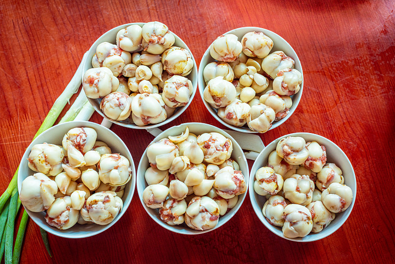 云南宣威，春節期間的傳統美食“宣威土八碗”之一，百合扣肉圖片素材