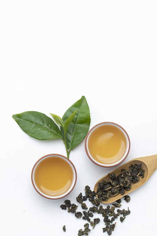 品嘗著濃郁的中國茶及一心二葉的新鮮茶葉圖片素材