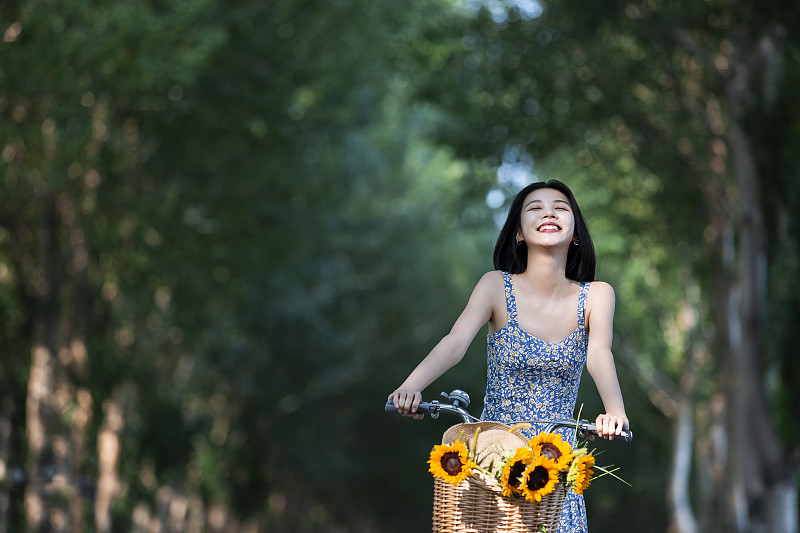 快樂女子騎自行車圖片素材