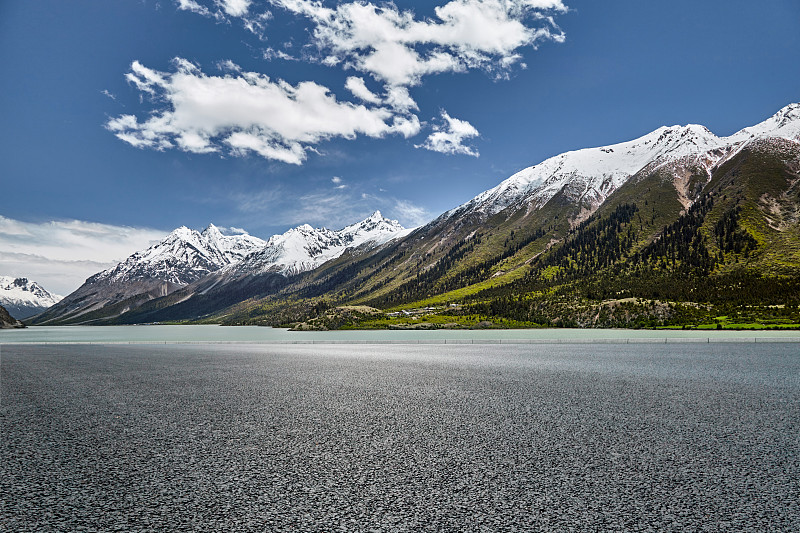 西藏然烏湖邊的公路圖片素材
