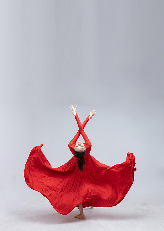 跳舞的女孩，穿紅色連衣裙跳舞的亞洲東方青年女性圖片下載