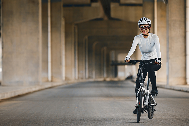 骑自行车的都市女白领图片下载