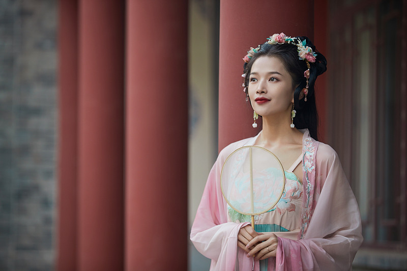 身穿中式传统唯美汉服的东方女性图片下载