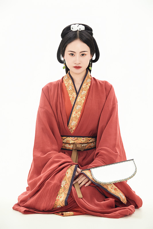 白色背景下穿着中国春秋战国时代服饰的少女图片下载