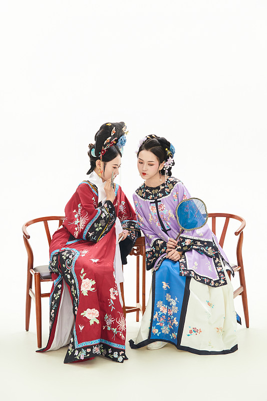 白色背景下穿着中国清朝服饰的两名少女图片下载