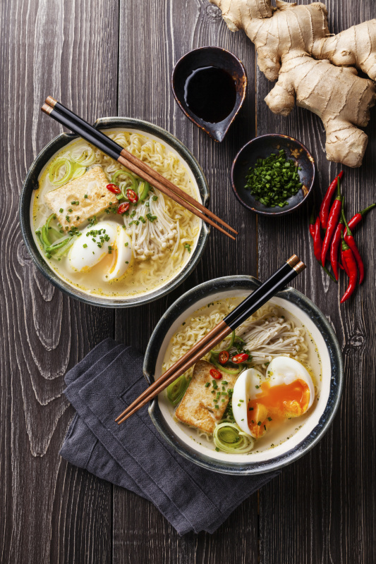 亚洲味增拉面与鸡蛋，豆腐和金木碗在gr图片下载