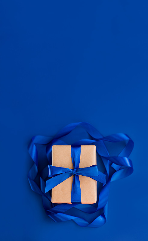 上圖為藍色背景的禮盒圖片素材
