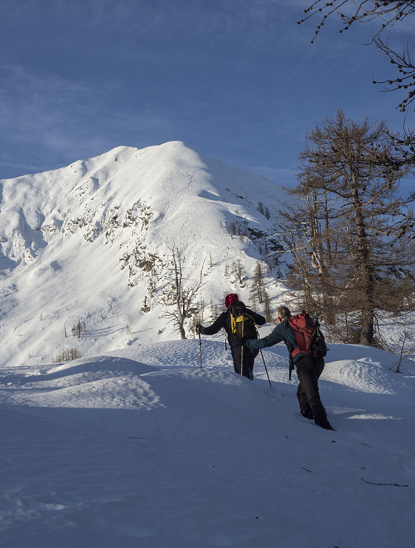雪坡上的登山者圖片素材