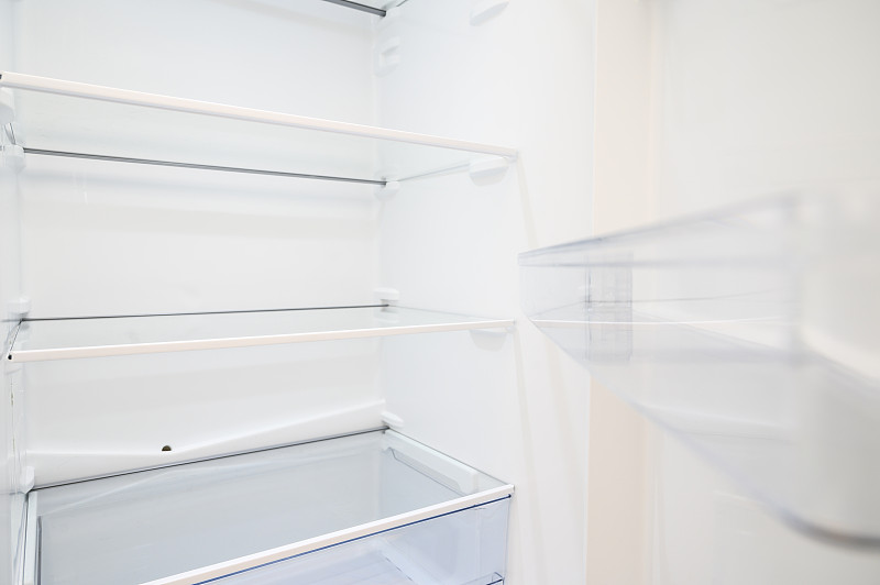 用打開的門清空冰箱。圖片素材