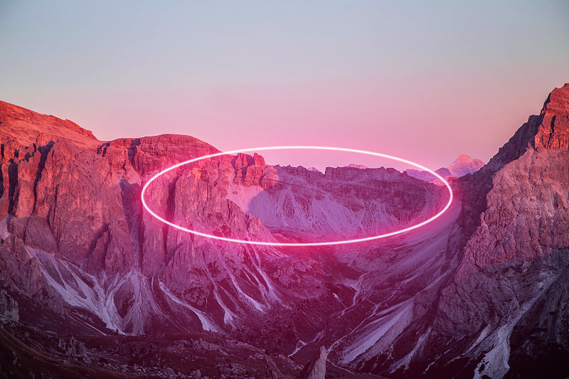 令人驚嘆的霓虹燈圈在阿爾卑斯山表演。圖片素材