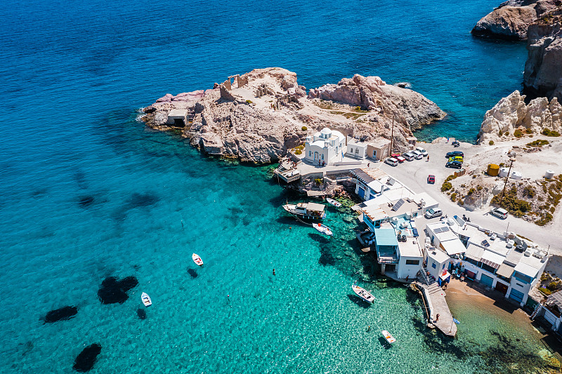 希臘米洛斯的藍綠色大海和菲羅波塔莫斯鎮的鳥瞰圖攝影圖片