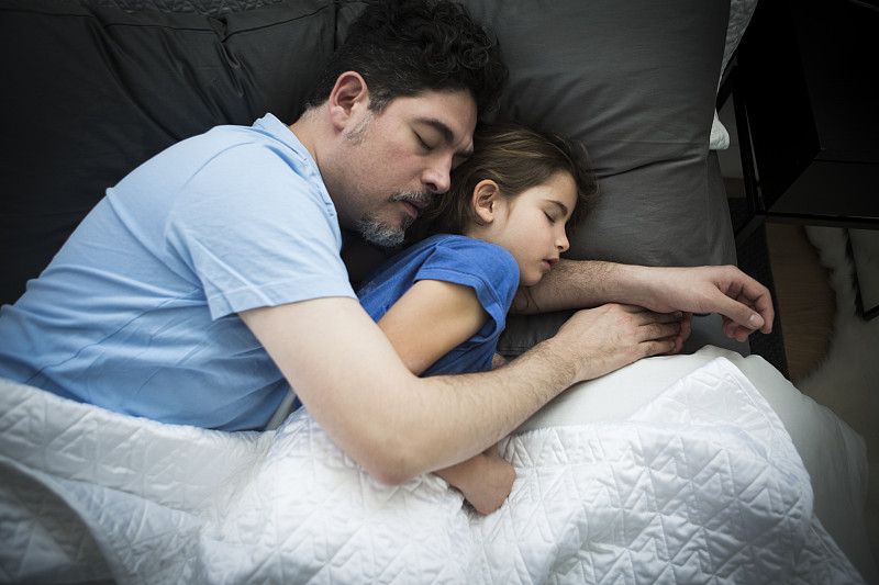 爸爸和女兒在睡覺圖片素材