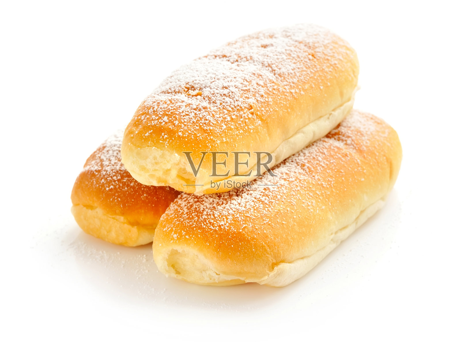 白色背景上加甜奶油的意大利小圆面包照片摄影图片