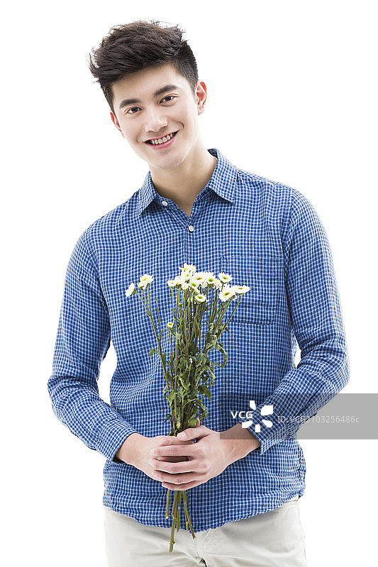 年轻男子拿着一束花图片素材