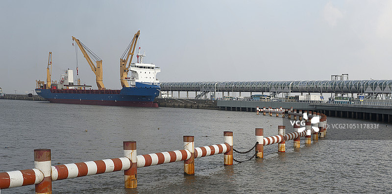 上海黄浦江货轮图片素材