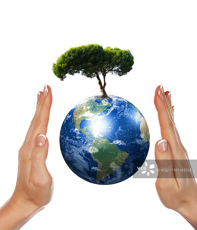 手，我们的星球地球和树——环保的象征图片素材