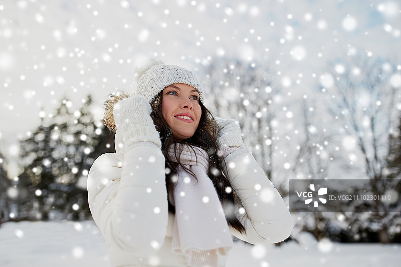 人、季节和休闲概念——快乐女人在户外的冬天图片素材
