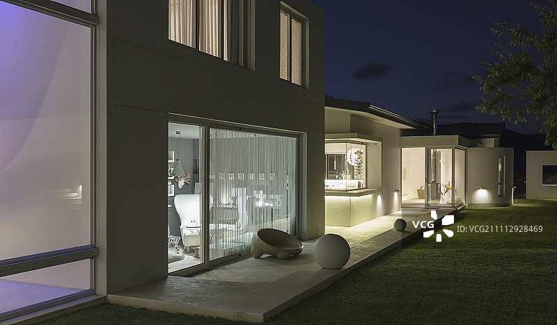 照明现代豪华的家展示室外庭院在晚上图片素材