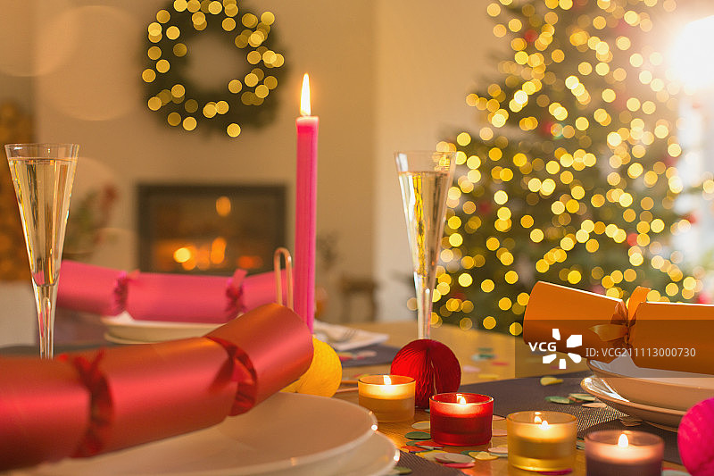 桌上放着蜡烛，香槟和圣诞爆竹图片素材