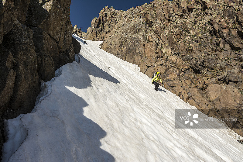 在斯奈费尔山下的布莱恩峰徒步旅行时，一名女子正在下雪坡图片素材