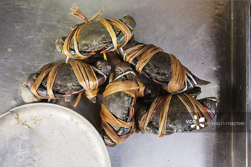 在泰国的一个鱼市场绑螃蟹图片素材