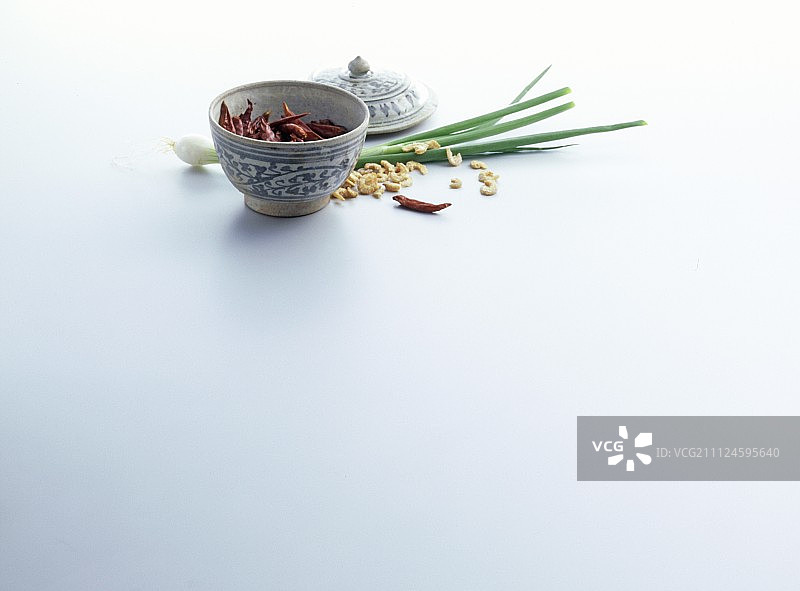 干辣椒在碗白色的背景图片素材