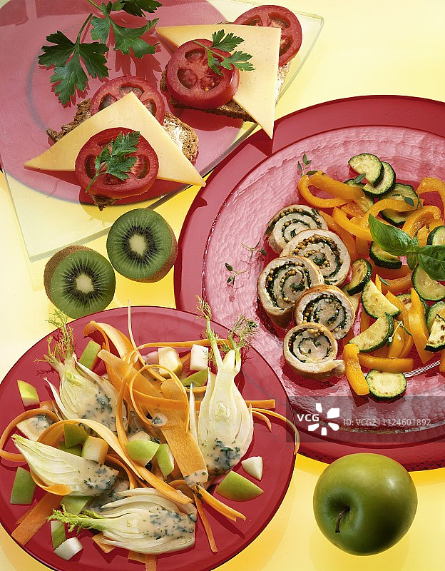 芝士面包配番茄，火鸡卷配蔬菜，青苹果，茴香沙拉和猕猴桃图片素材