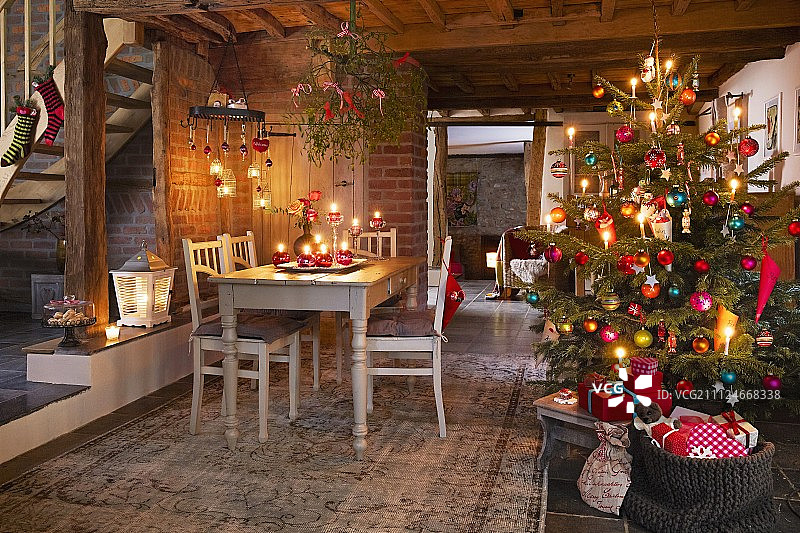 圣诞树和圣诞礼物在乡村小屋图片素材