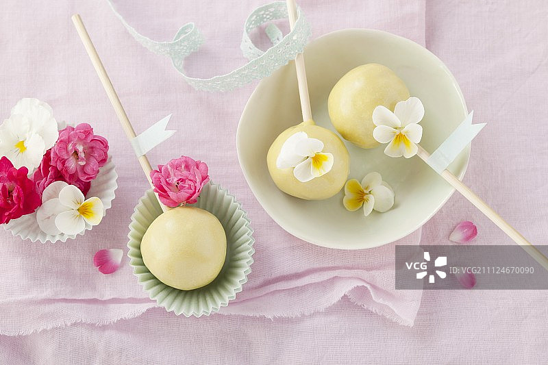 用夏日鲜花装饰的蛋糕棒棒糖图片素材
