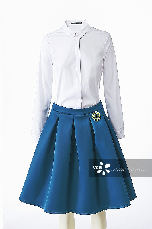 一件白色的衬衫和一条蓝色的圆裙图片素材