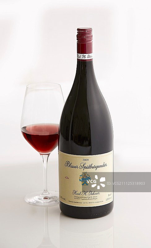 一瓶大酒瓶和一杯“Blauer Spätburgunder”红葡萄酒图片素材
