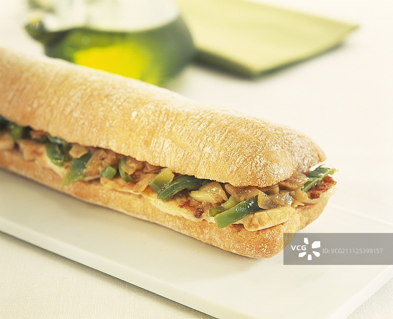 鸡肉，胡椒和炸洋葱脆皮面包三明治图片素材